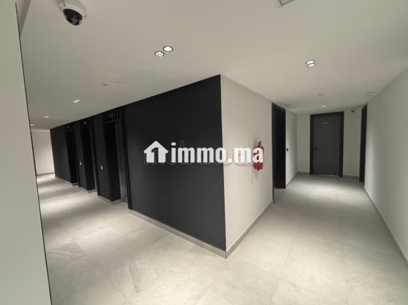 Location de bureaux à Casablanca Finance City.
Superficie 72 m².
Porte blindée et chauffage central - Location Immobilier - Casablanca - photo 2