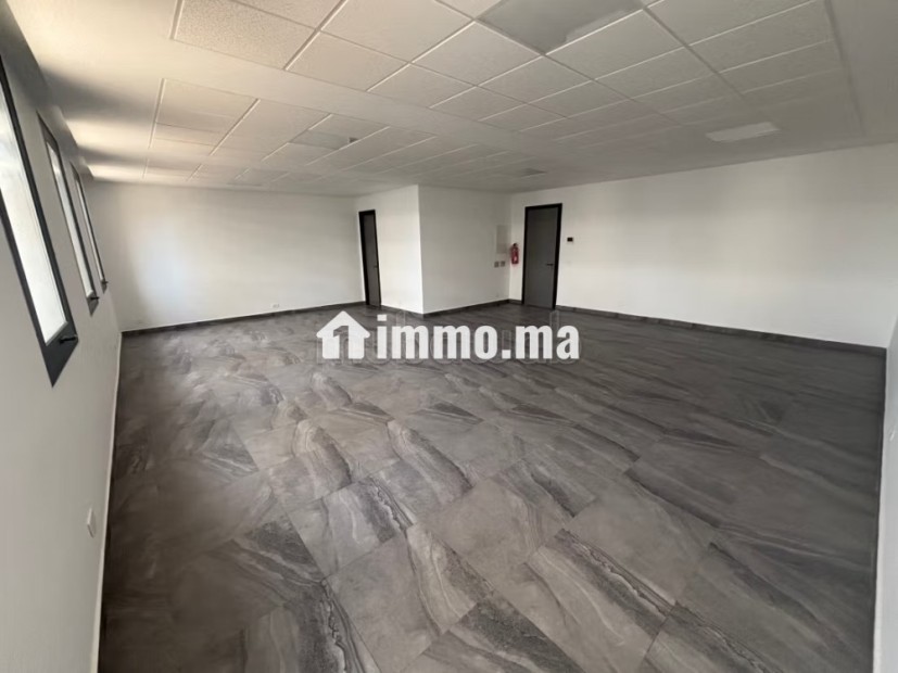 Location de bureaux à Casablanca Finance City.
Superficie 72 m².
Porte blindée et chauffage central - Location Immobilier - Casablanca - photo 5