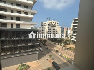 Location de bureaux à Casablanca Finance City.
Superficie 72 m².
Porte blindée et chauffage central - Bureau à louer - Casablanca