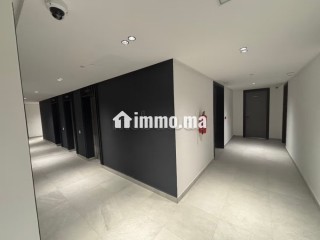Location de bureaux à Casablanca Finance City.
Superficie 72 m².
Porte blindée et chauffage central - Bureau à louer - Casablanca