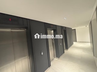 Location de bureaux à Casablanca Finance City.
Superficie 72 m².
Porte blindée et chauffage central - Bureau à louer - Casablanca