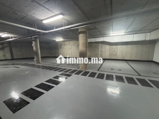 Location de bureaux à Casablanca Finance City.
Superficie 72 m².
Porte blindée et chauffage central - Bureau à louer - Casablanca