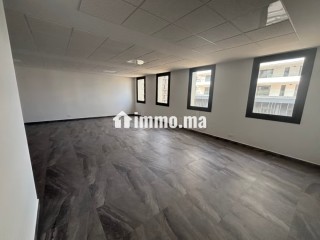 Location de bureaux à Casablanca Finance City.
Superficie 72 m².
Porte blindée et chauffage central - Bureau à louer - Casablanca
