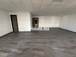 Location de bureaux à Casablanca Finance City.
Superficie 72 m².
Porte blindée et chauffage central - Bureau à louer - Casablanca