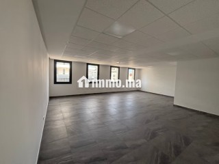 Location de bureaux à Casablanca Finance City.
Superficie 72 m².
Porte blindée et chauffage central - Bureau à louer - Casablanca