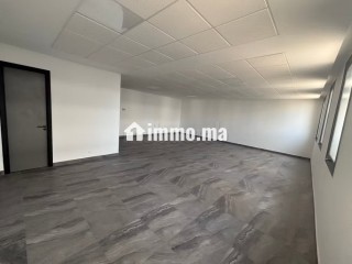 Location de bureaux à Casablanca Finance City.
Superficie 72 m².
Porte blindée et chauffage central - Bureau à louer - Casablanca