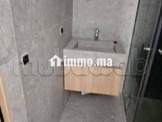 Bel studio vide en location à Palmier. 1 belle chambre. Porte sécurisée et chauffage central - Appartement à louer - Casablanca
