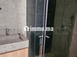 Bel studio vide en location à Palmier. 1 belle chambre. Porte sécurisée et chauffage central - Appartement à louer - Casablanca