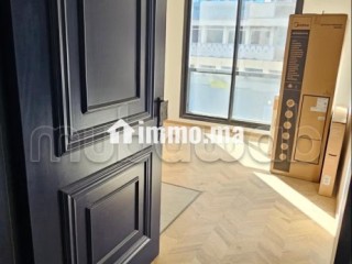 Bel studio vide en location à Palmier. 1 belle chambre. Porte sécurisée et chauffage central - Appartement à louer - Casablanca
