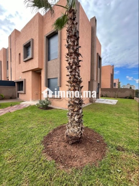 Magnifique villa à vendre à Hay Targa.
Superficie 242 m².
Places de stationnement et terrasse - Vente Immobilier - Marrakech - photo 1