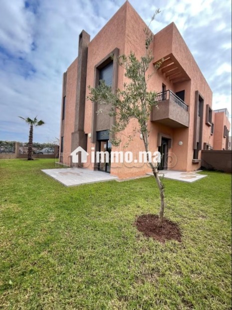 Magnifique villa à vendre à Hay Targa.
Superficie 242 m².
Places de stationnement et terrasse - Vente Immobilier - Marrakech - photo 2