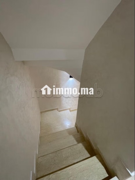 Magnifique villa à vendre à Hay Targa.
Superficie 242 m².
Places de stationnement et terrasse - Vente Immobilier - Marrakech - photo 3