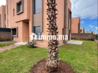 Magnifique villa à vendre à Hay Targa.
Superficie 242 m².
Places de stationnement et terrasse - Villa à vendre - Marrakech