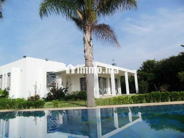 location-villa-avec-piscine-au-quartier-souissi-big-1