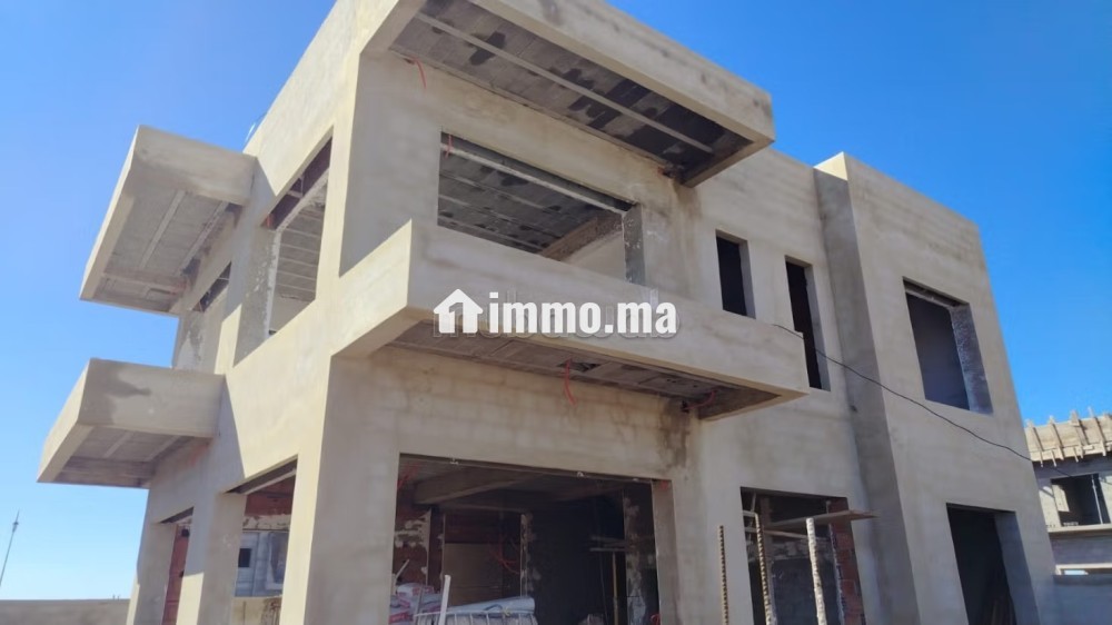 Vente villa semi finie à Route de Fez. Surface totale 398 m². Conciergerie à disposition, système de climatisation - Vente Immobilier - Marrakech - photo 1