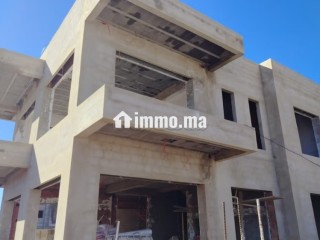 Vente villa semi finie à Route de Fez. Surface totale 398 m². Conciergerie à disposition, système de climatisation - Villa à vendre - Marrakech