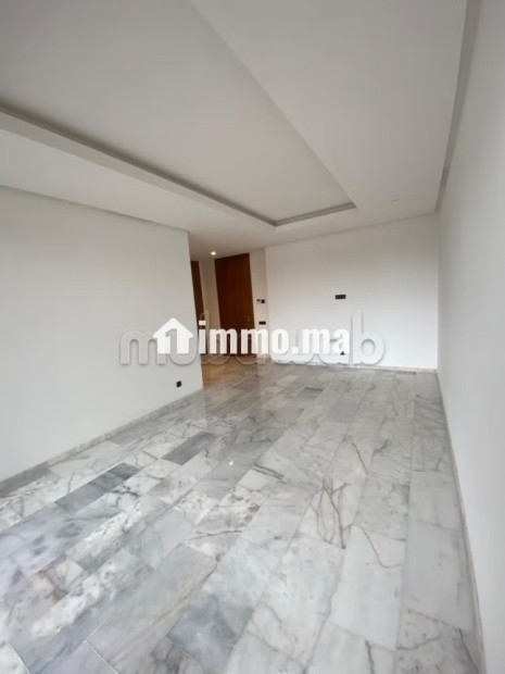 Louez cet appartement à Casablanca Finance City.
Superficie 109 m².
Salon traditionnel et porte blindée - Location Immobilier - Casablanca - photo 2