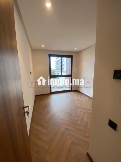 Louez cet appartement à Casablanca Finance City.
Superficie 109 m².
Salon traditionnel et porte blindée - Location Immobilier - Casablanca - photo 4