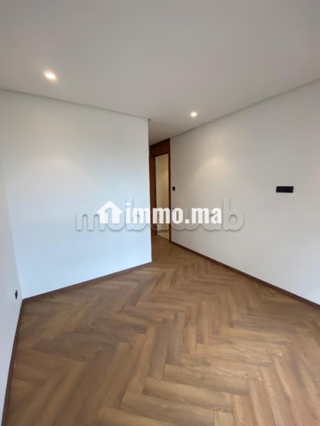Louez cet appartement à Casablanca Finance City.
Superficie 109 m².
Salon traditionnel et porte blindée - Location Immobilier - Casablanca - photo 5