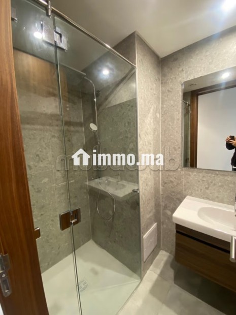 Louez cet appartement à Casablanca Finance City.
Superficie 109 m².
Salon traditionnel et porte blindée - Location Immobilier - Casablanca - photo 6
