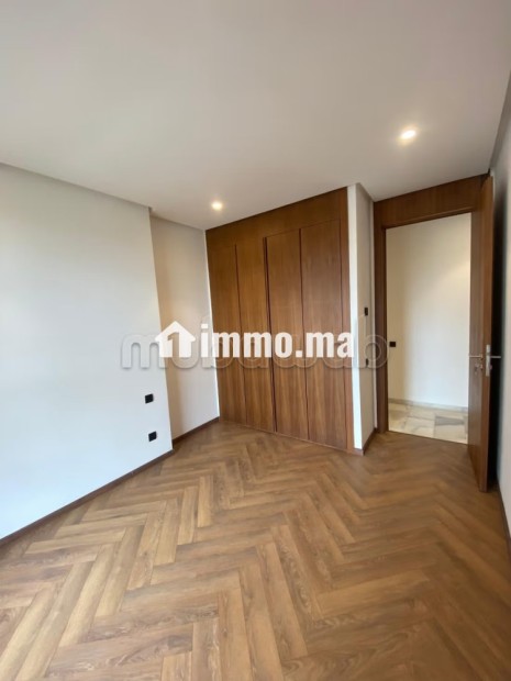 Louez cet appartement à Casablanca Finance City.
Superficie 109 m².
Salon traditionnel et porte blindée - Location Immobilier - Casablanca - photo 7