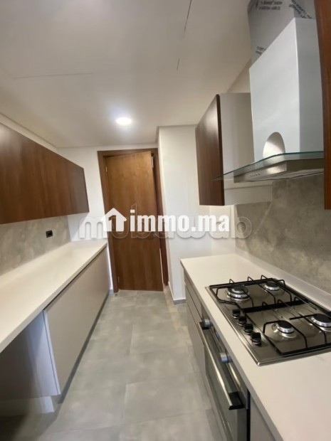 Louez cet appartement à Casablanca Finance City.
Superficie 109 m².
Salon traditionnel et porte blindée - Location Immobilier - Casablanca - photo 8