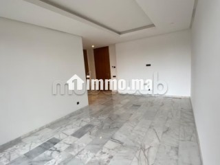 Louez cet appartement à Casablanca Finance City.
Superficie 109 m².
Salon traditionnel et porte blindée - Appartement à louer - Casablanca