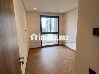 Louez cet appartement à Casablanca Finance City.
Superficie 109 m².
Salon traditionnel et porte blindée - Appartement à louer - Casablanca