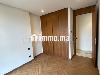 Louez cet appartement à Casablanca Finance City.
Superficie 109 m².
Salon traditionnel et porte blindée - Appartement à louer - Casablanca