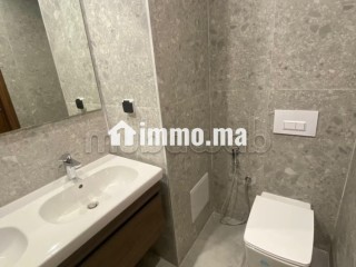 Louez cet appartement à Casablanca Finance City.
Superficie 109 m².
Salon traditionnel et porte blindée - Appartement à louer - Casablanca