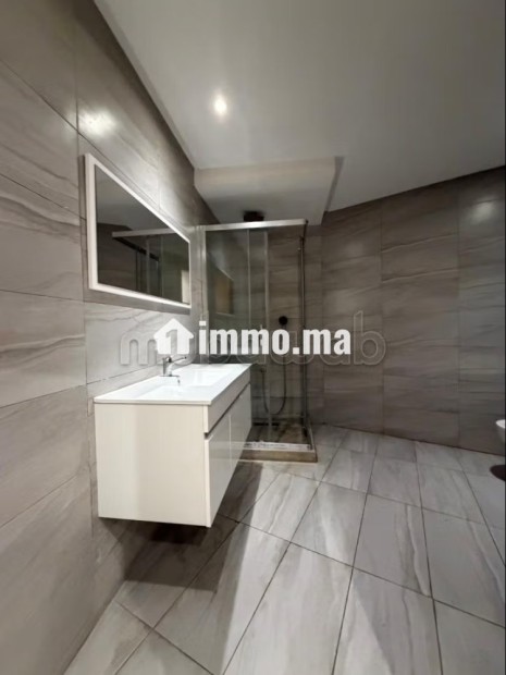 Superbe appartement à louer à Val Fleury. Surface totale 140 m². Garage et terrasse - Location Immobilier - Casablanca - photo 4