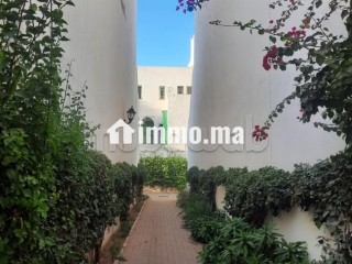 Appartement en vente à Tamesna. 3 chambres. Salon traditionnel et porte blindée - Appartement à vendre - Autre