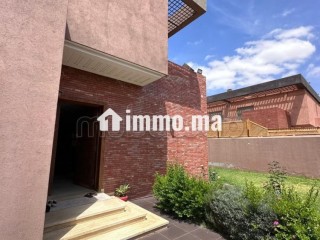 Villa de luxe à vendre à Route de l'Ourika. 5 grandes pièces. Porte blindée et parabole - Villa à vendre - Marrakech