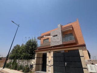 Location saisonnière villa de luxe à Route de Tahanaout. Surface de 410 m². Résidence avec concierge, climatisation générale - Maison à vendre - Marrakech