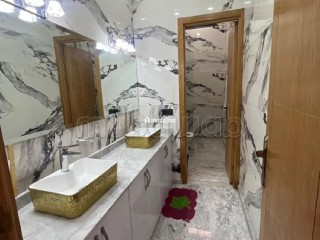 Location saisonnière villa de luxe à Route de Tahanaout. Surface de 410 m². Résidence avec concierge, climatisation générale - Maison à vendre - Marrakech