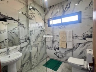 Location saisonnière villa de luxe à Route de Tahanaout. Surface de 410 m². Résidence avec concierge, climatisation générale - Maison à vendre - Marrakech