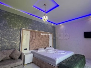 Location saisonnière villa de luxe à Route de Tahanaout. Surface de 410 m². Résidence avec concierge, climatisation générale - Maison à vendre - Marrakech
