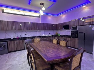 Location saisonnière villa de luxe à Route de Tahanaout. Surface de 410 m². Résidence avec concierge, climatisation générale - Maison à vendre - Marrakech