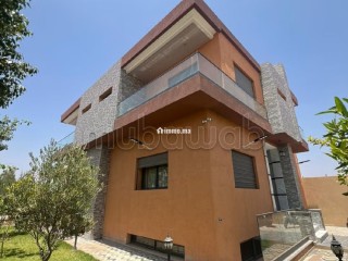Location saisonnière villa de luxe à Route de Tahanaout. Surface de 410 m². Résidence avec concierge, climatisation générale - Maison à vendre - Marrakech