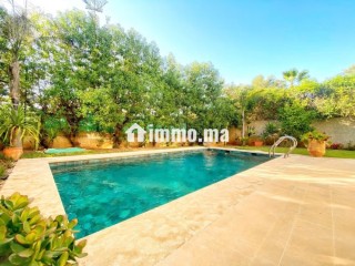 Villa meuble à louer à Ville Verte.
Surface totale 400m².
Jardin et piscine - Villa à louer