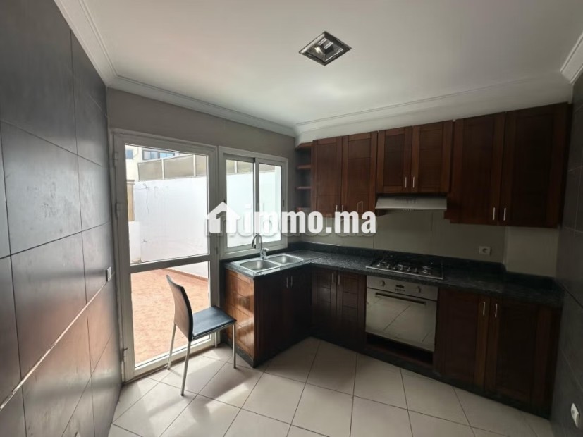 Bel appartement à vendre au Triangle d’or.
Superficie 126 m².
Ascenseur et terrasse - Vente Immobilier - Casablanca - photo 3