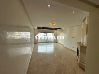 Bel appartement à vendre au Triangle d’or.
Superficie 126 m².
Ascenseur et terrasse - Appartement à vendre - Casablanca