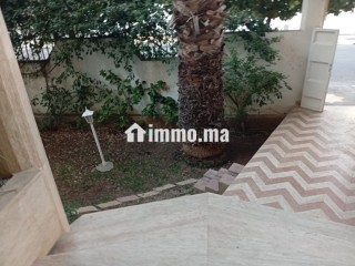 Villas de luxe à louer à Route ain Chkaf. Superficie 400 m². Salon traditionnel marocain, résidence sécurisée route ain chkef - Villa à vendre - Fes