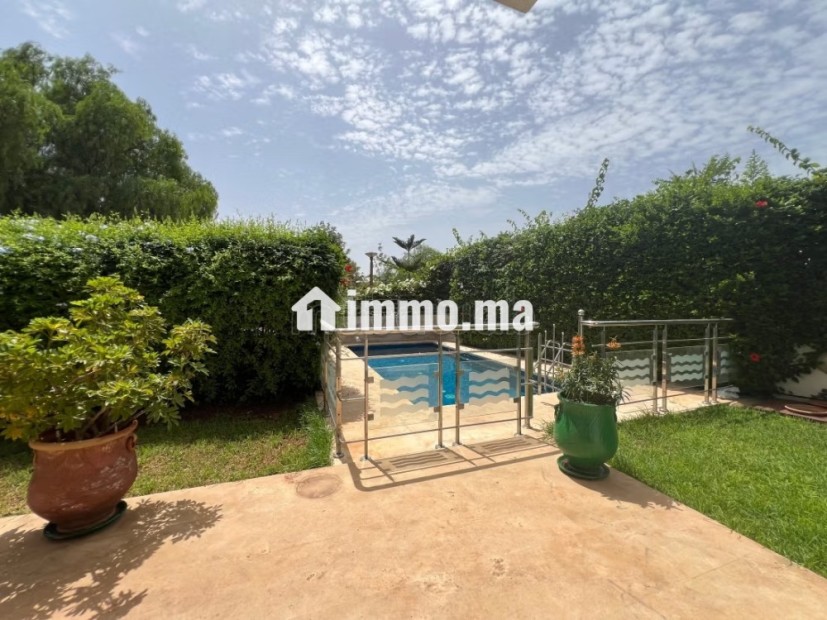 Villa de haut standing à louer à Ville Verte.
Surface totale 550 m².
Meublé - Location Immobilier - Bouskoura - photo 2