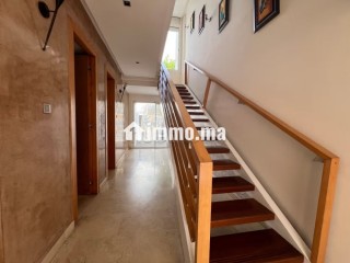 Villa de haut standing à louer à Ville Verte.
Surface totale 550 m².
Meublé - Villa à louer - Bouskoura