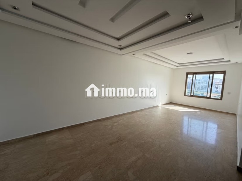 Appartement à louer à Ferme Bretonne Hay Arraha.
Surface de 100 m².
Service de concierge et climatisation - Location Immobilier - Casablanca - photo 5