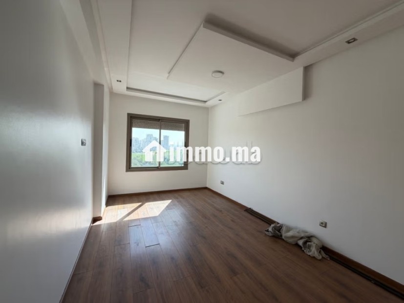 Appartement à louer à Ferme Bretonne Hay Arraha.
Surface de 100 m².
Service de concierge et climatisation - Location Immobilier - Casablanca - photo 6