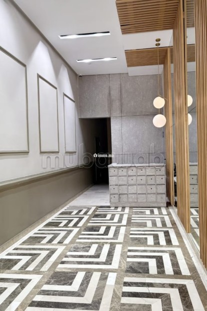 Location saisonnière à Bourgogne Ouest.
Superficie 60 m².
Fenêtres avec double vitrage et porte blindée - Vente Immobilier - Casablanca - photo 6