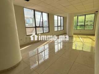 Bureaux en location à Sidi Maarouf. Surface totale 180 m². Porte blindée et système de double vitrage - Bureau à louer - Casablanca