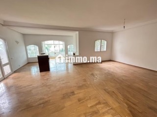 Somptueuse villa à louer à Ain Diab. 4 chambres agréables. Double vitrage et chauffage central - Villa à louer - Casablanca